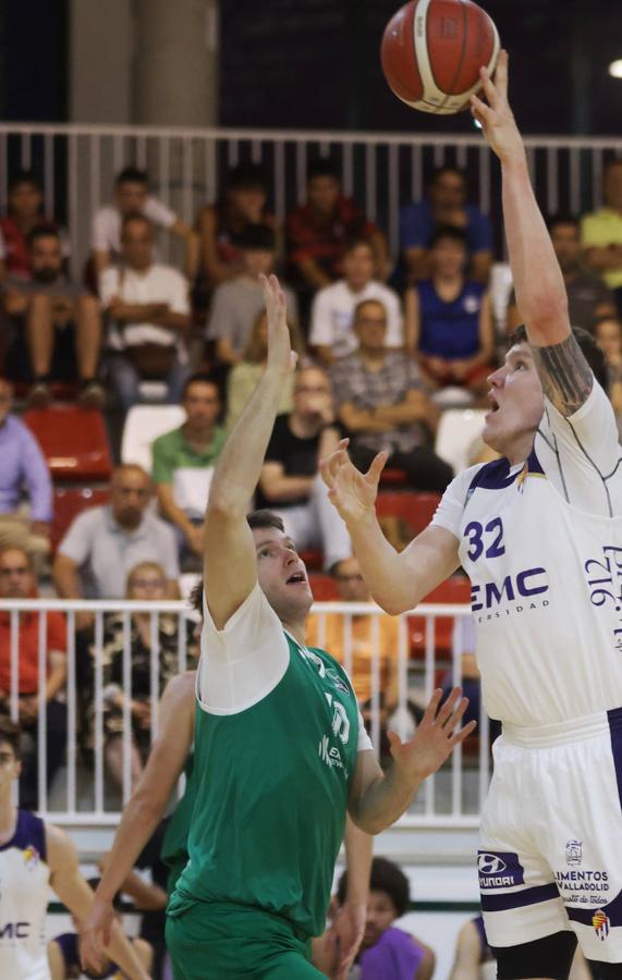 Fotos: Galería de imágenes entre el UEMC Real Valladolid y Cáceres Ciudad del Baloncesto