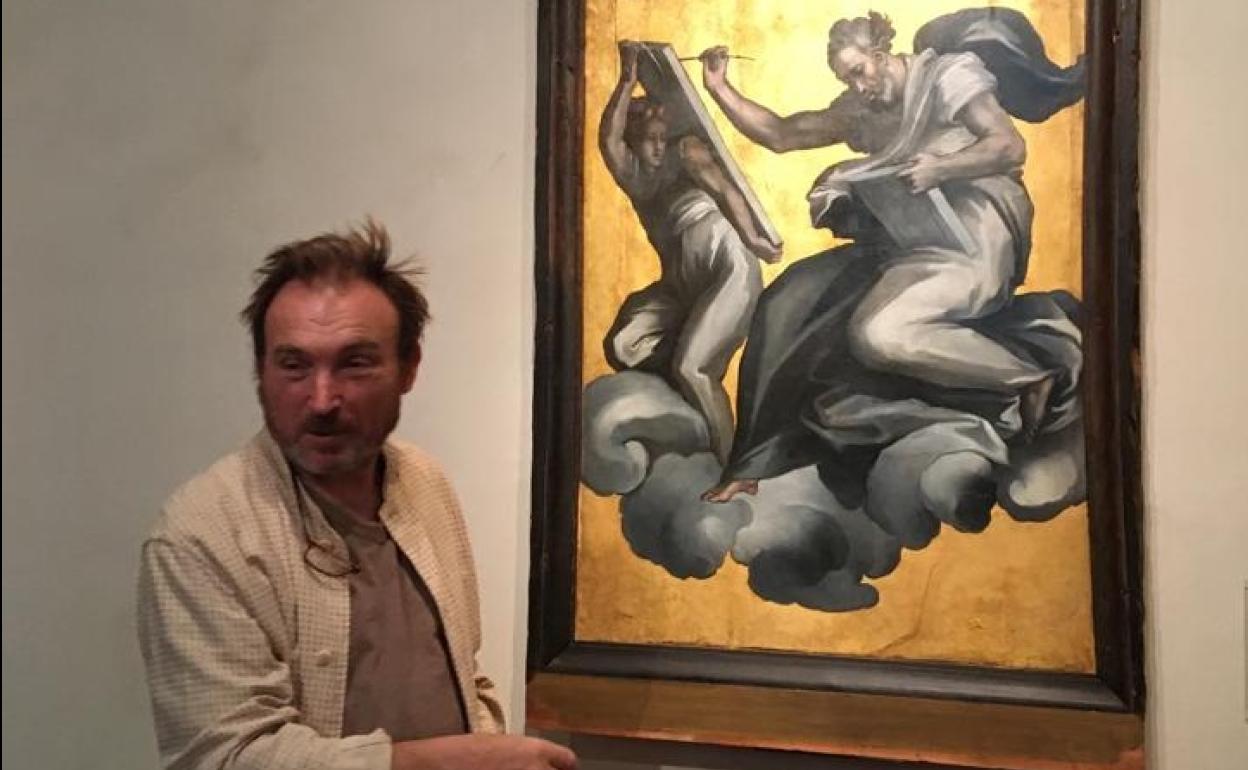 El artista Miquel Barceló frente a la obra de Berruguete en el museo vallisoletano. 