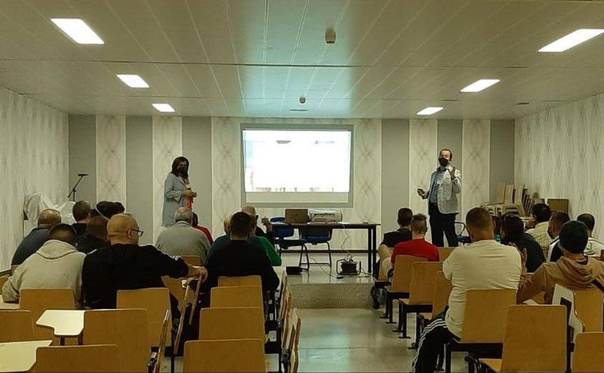 Internos de la cárcel de Segovia atienden a las explicaciones de los responsables que imparte el taller de finanzas. 