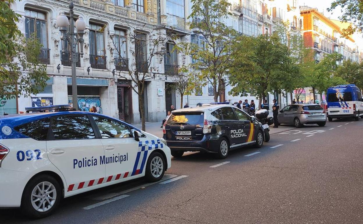 Despliegue policial a la altura del número 9 de la Acera de Recoletos, a última hora de la tarde de este martes. 