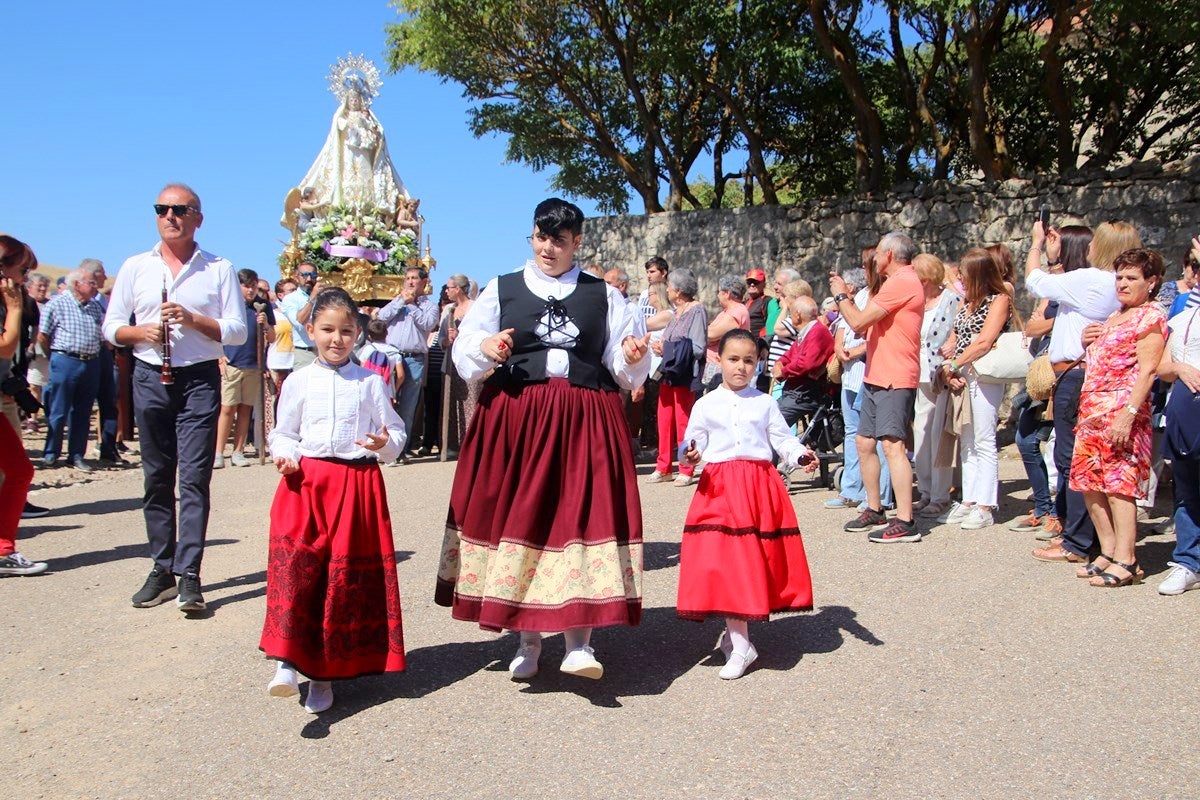 Torquemada se vuelca con la Virgen de Valdesalce en una romería multitudinaria