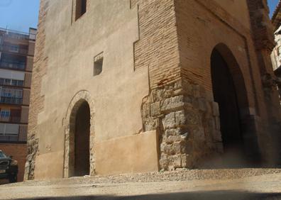 Imagen secundaria 1 - La puerta-torre del palacio de María de Molina, ubicada en lo que hoy es el recinto del colegio de las Huelgas Reales.