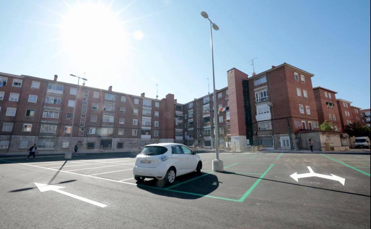 El nuevo aparcamiento para residentes (zona verde) de la calle Juan de Herrera (Cuatro de Marzo). 