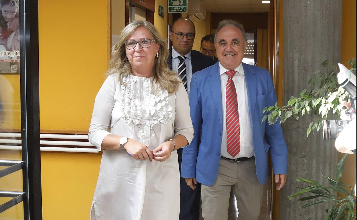 Almudena Narganes, a la izquierda, con el delegado de la Junta. 