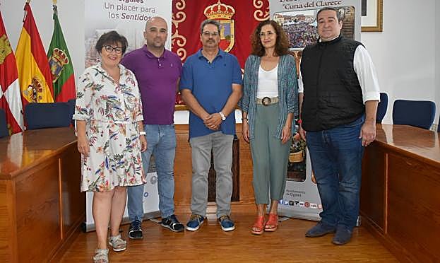 Imagen principal - Arriba, Marta Barrigón y José Ignacio Fernández flanquean a los premiados. Abajo, 'Di - Vino', de Marco Fondevila, el segundo premio; y 'Envero', de Belén Pérez, el tercero. 