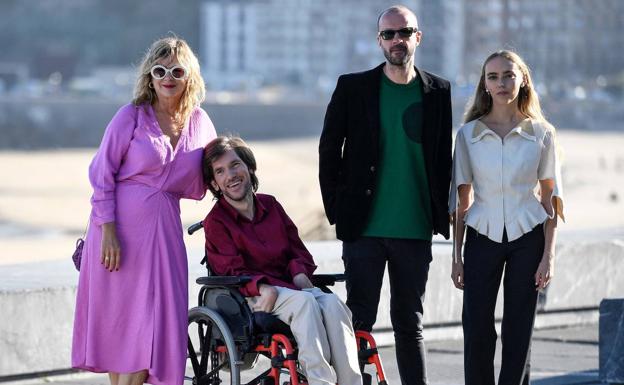 Fernando Franco junto a los actores Emma Suárez, Telmo Irureta y Valèria Sorolla.