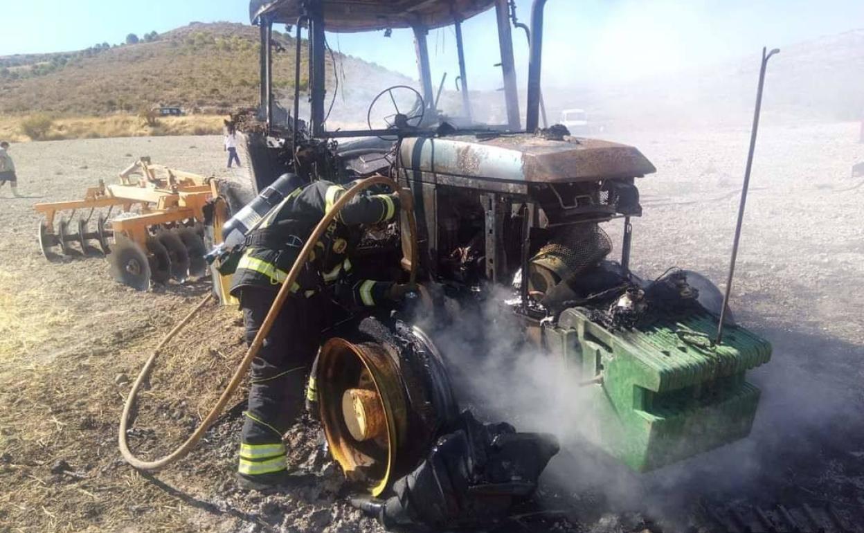 Tareas de extinción del fuego declarado este miércoles en un tractor en Vallelado. 