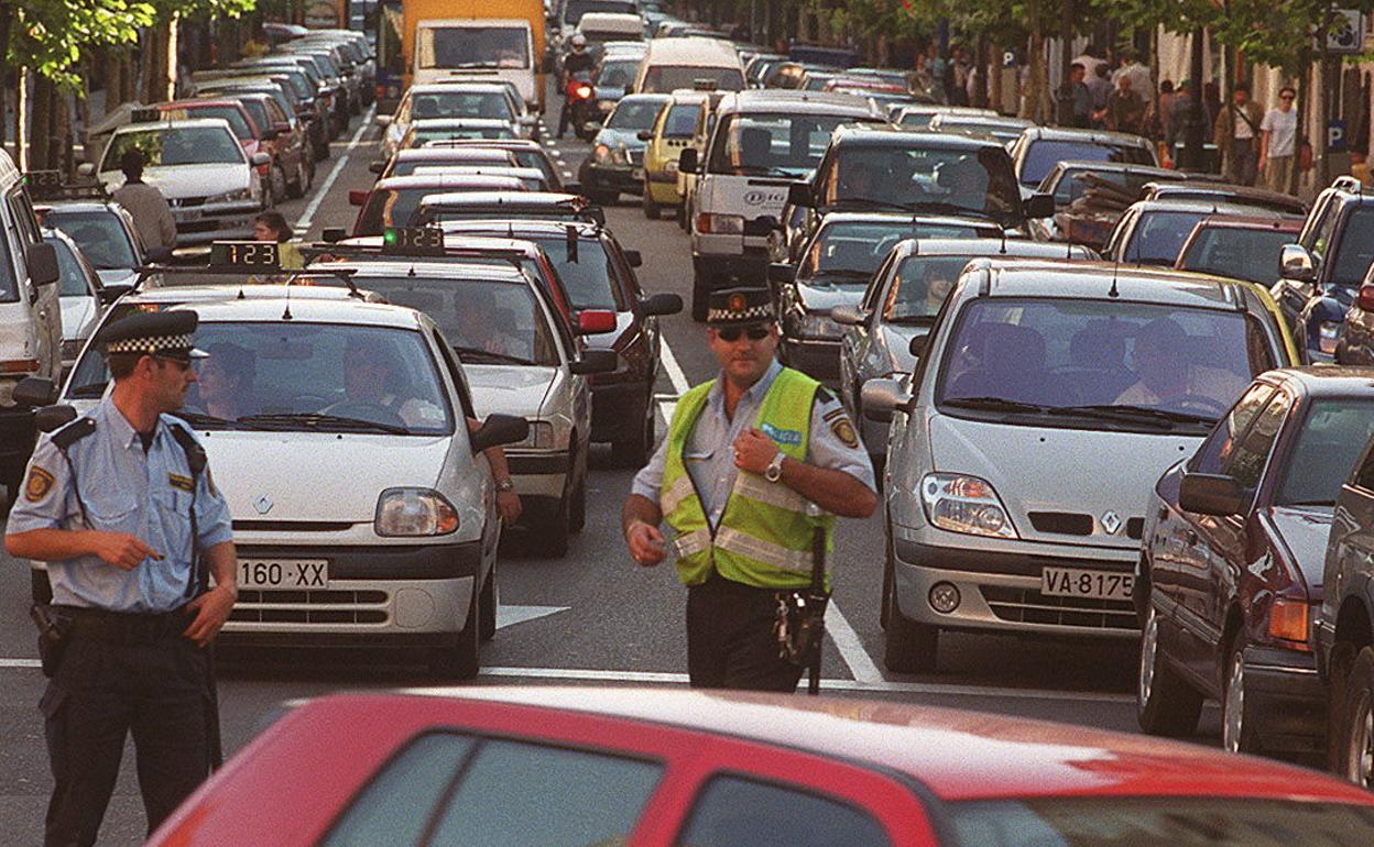 Policías regulan el atasco en Gamazo durante el primer día sin coche del 22 de septiembre de 2000. 