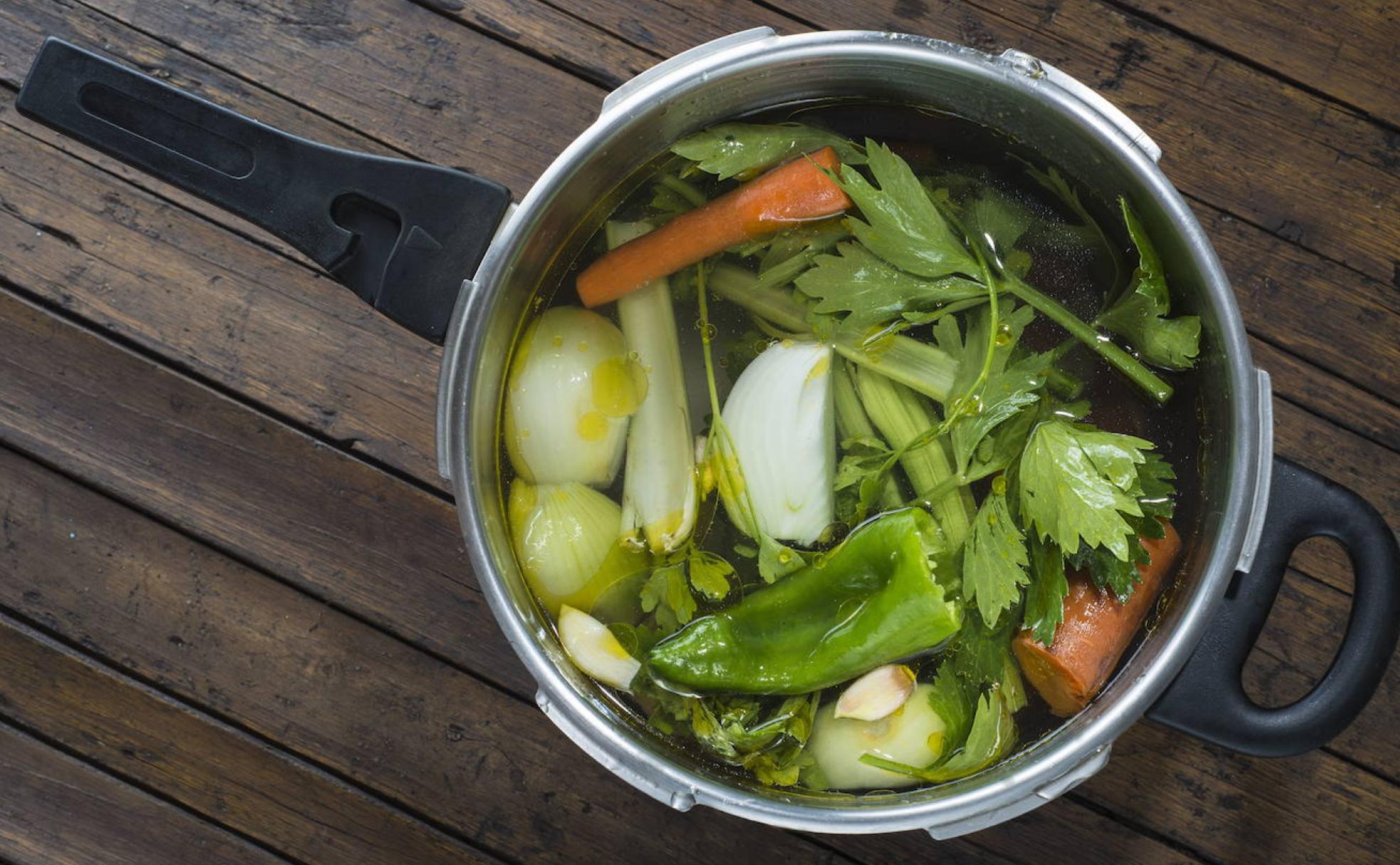 Olla con verduras y hortalizas. 