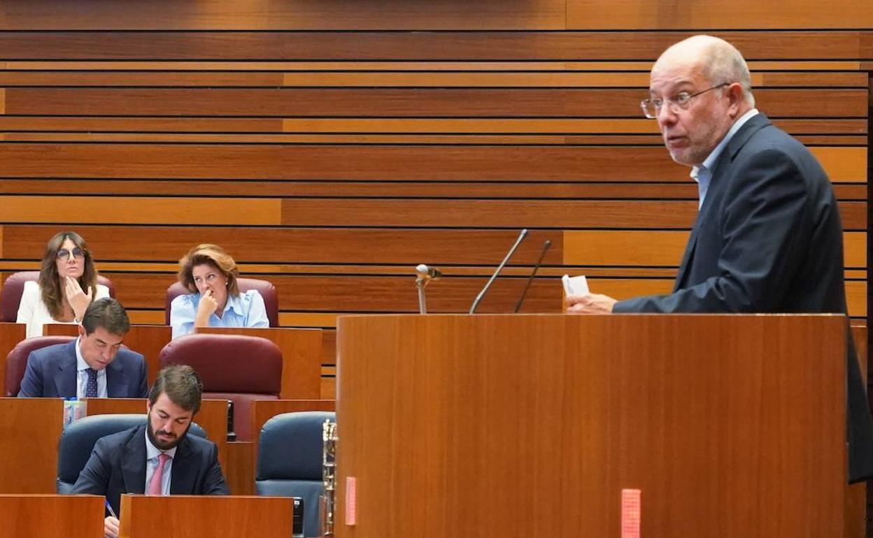 Francisco Igea, en la tribuna de oradores, con Juan García-Gallardo al fondo. 