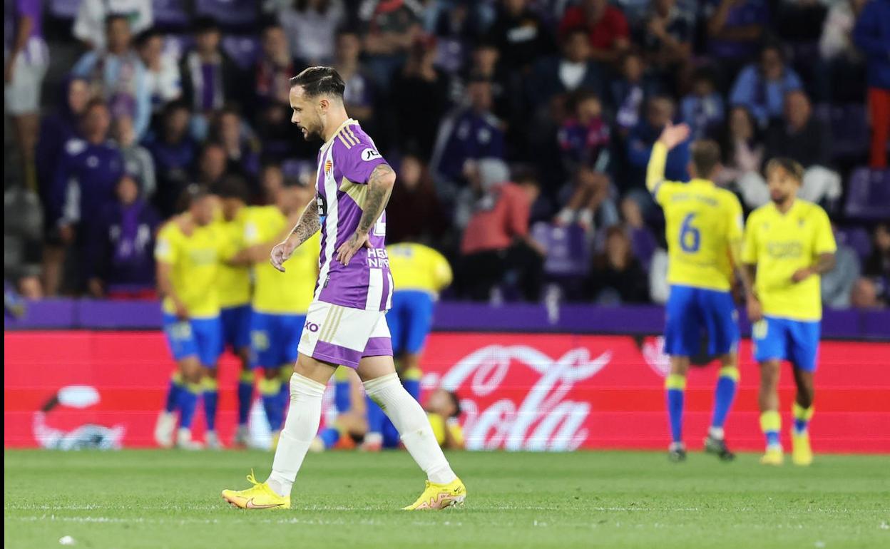 Iván Sánchez, cabizbajo tras perder frente al Cádiz. 