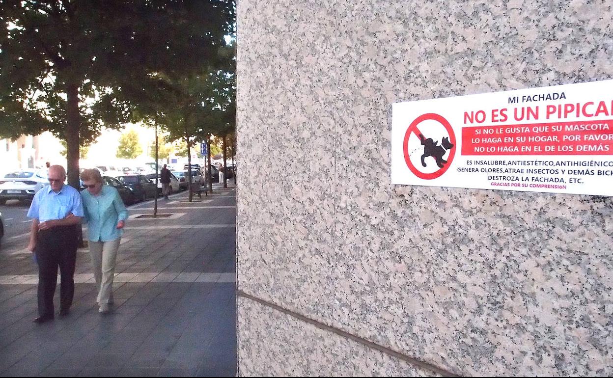 Cartel colocado en la fachada de la calle Estación para que no orinen los perros.