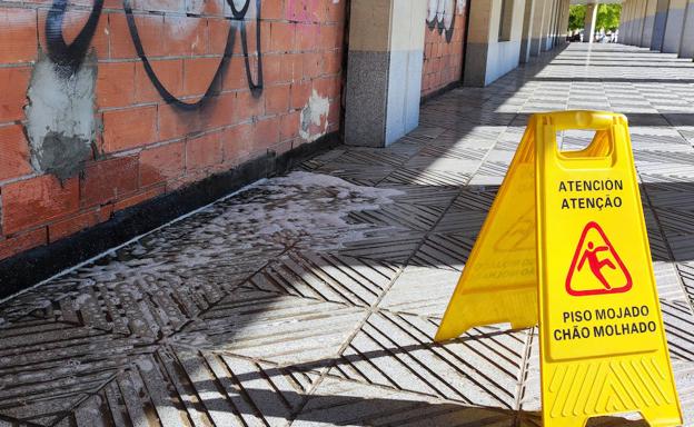 Fachada limpiada con agua y jabón en los edificios de la calle Colón.