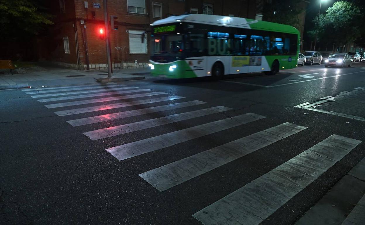 Paso de peatones donde se produjo el atropello en la calle Villabáñez, en Pajarillos.