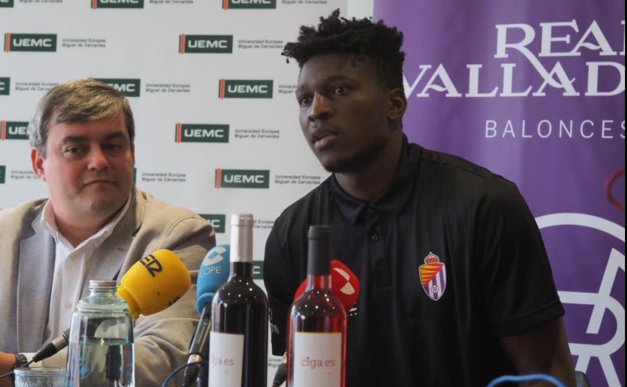 Romaric Belemene, junto a Lorenzo Alonso, durante su presentación como jugador del Pucela Basket. 