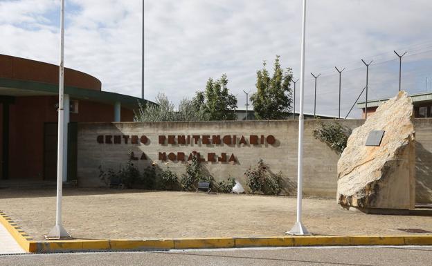 Denuncian que presos de la cárcel de Dueñas se masturban ante funcionarias en prácticas 