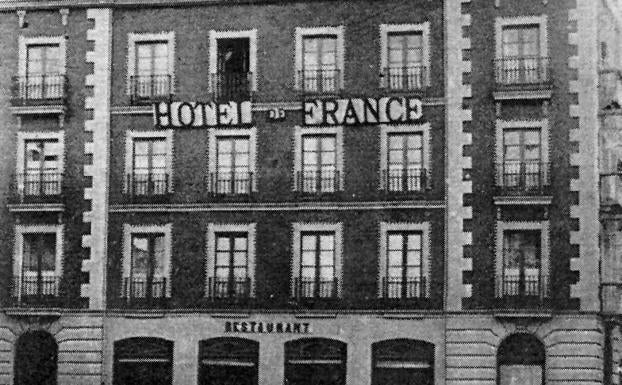 Hotel de France -actual residencia universitaria Reyes Católicos- en la calle Teresa Gil. El Hotel Iberia estaba en la calle del Peso, y el Siglo en la calle María de Molina.