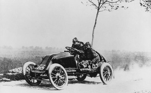 Marcel Renault y su copiloto en plena carrera.