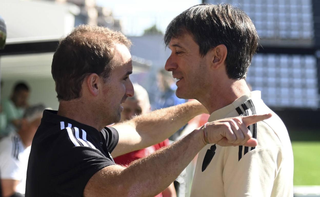 Pacheta dialoga con Jagoba Arrasate antes del encuentro. 