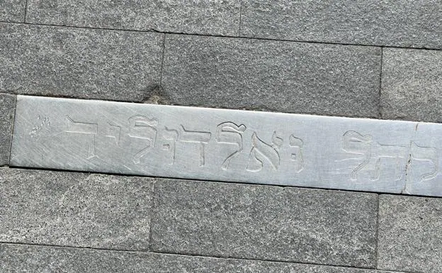 La palca en el suelo de la Acera de Recoletos que recuerda el cementerio judío que se ubica debajo 