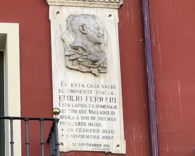 La placa de Emilio Ferrari, en la vivienda en la que nació