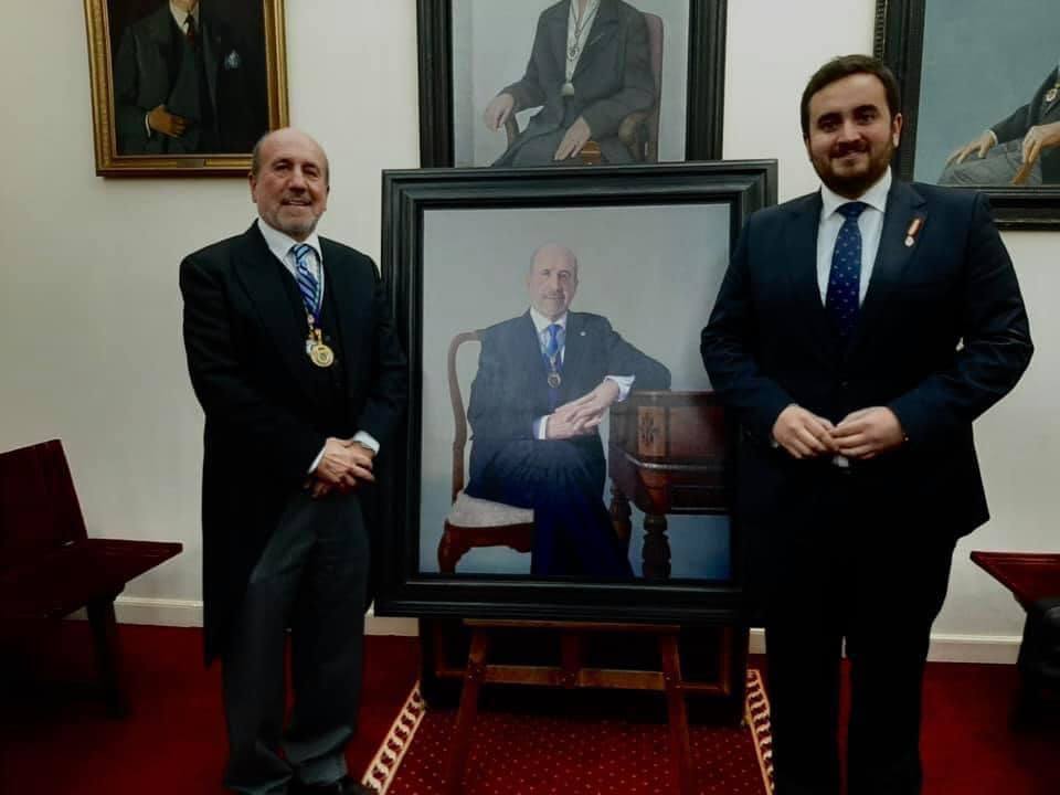 Mariano Esteban junto a su retrato acompañado por el alcalde de Villalón, José Ángel Alonso. 
