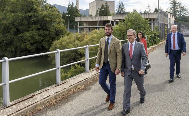 Juan García-Gallardo, acompañado por el consejero Mariano Veganzones, el pasado día 14 