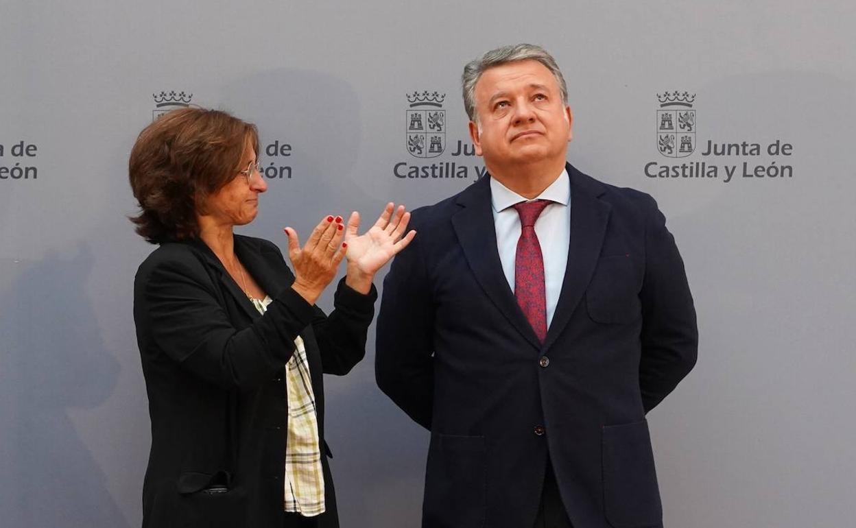 Francisco Raedo, emocionado, junto a Paloma Rivero, directora saliente.