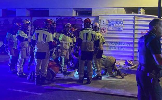 Efectivos del Cuerpo de Bomberos durante el rescate.