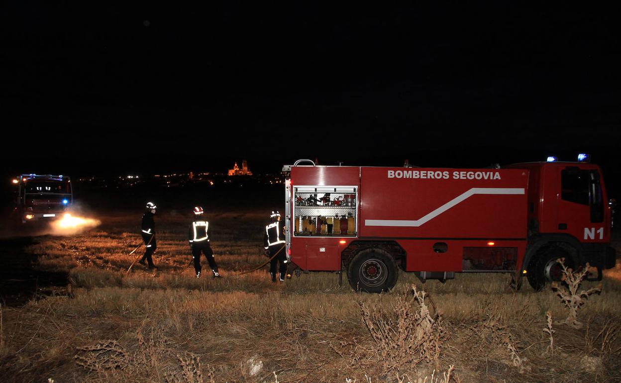 Los bomberos trabajan en la extinción del incendio de Zamarramala en la noche de este viernes.