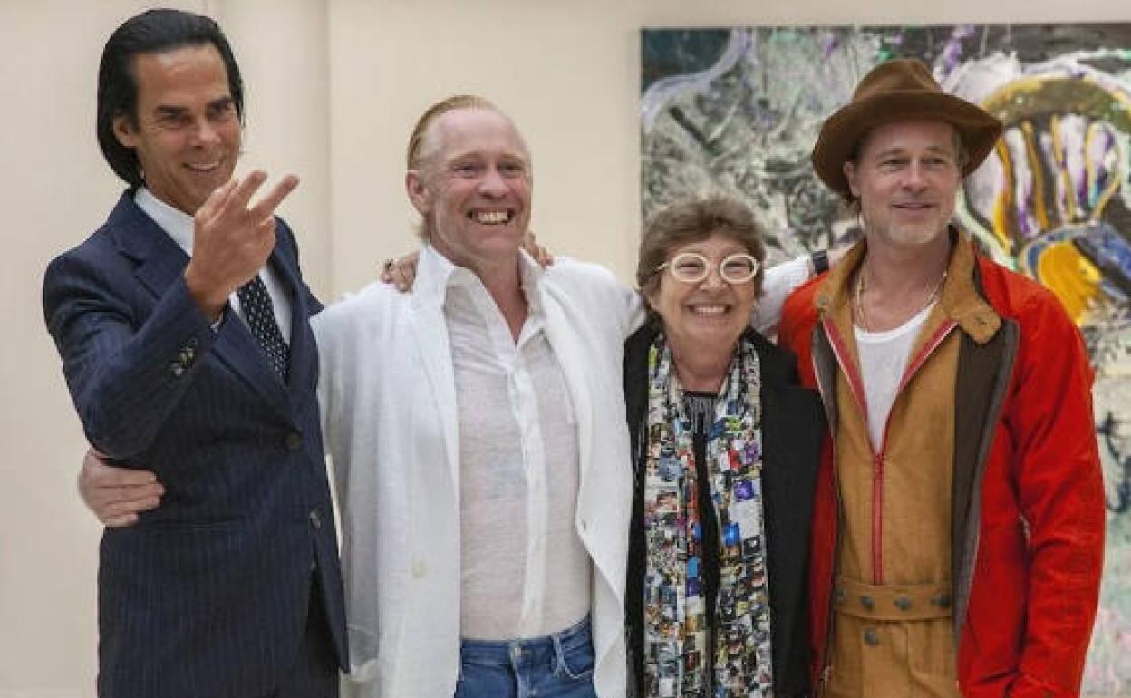 Brad Pitt, junto con sus compañeros de exposición. 