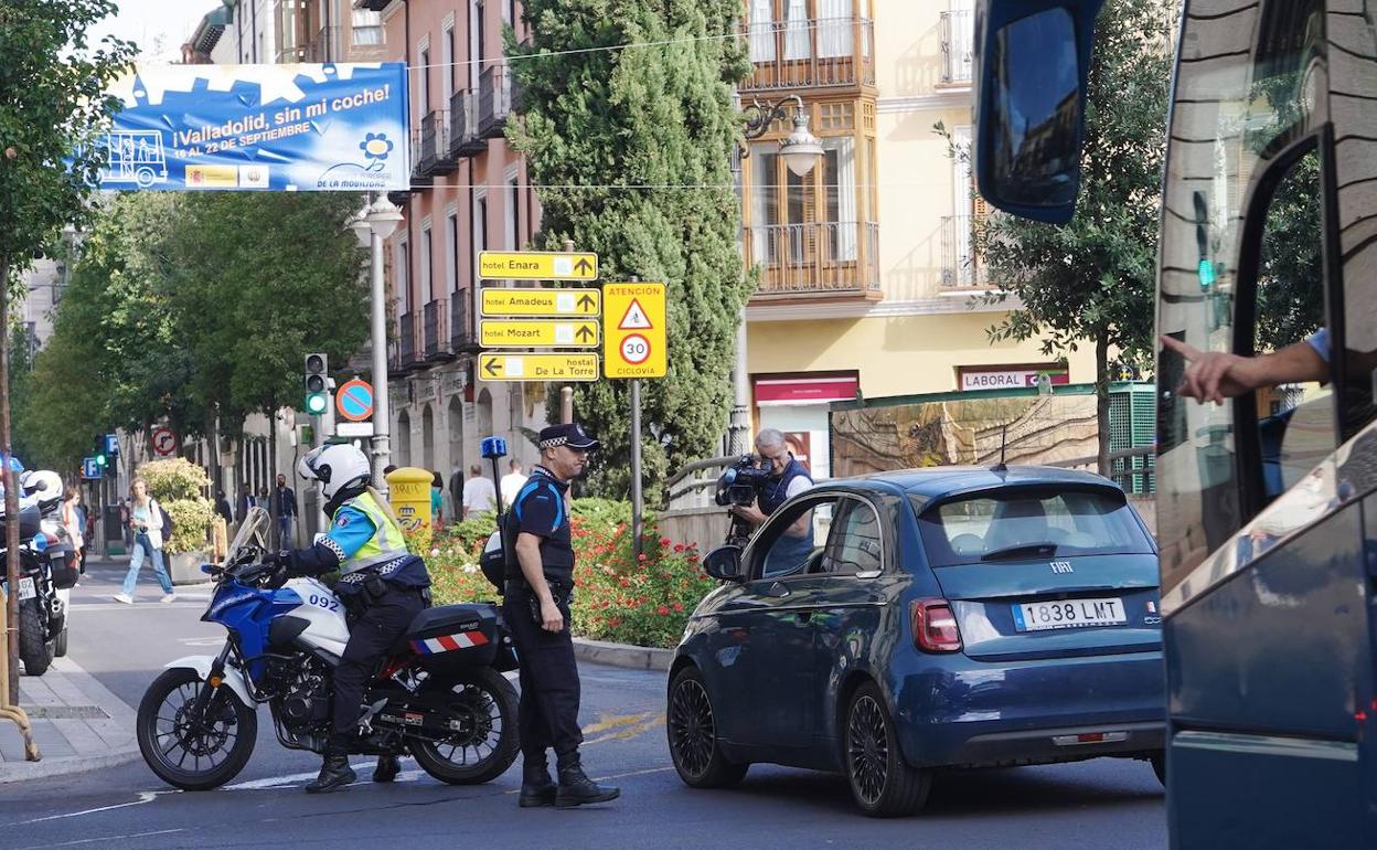 Policías locales impiden el acceso al centro desde la Plaza de España en el Día Sin Coches. 