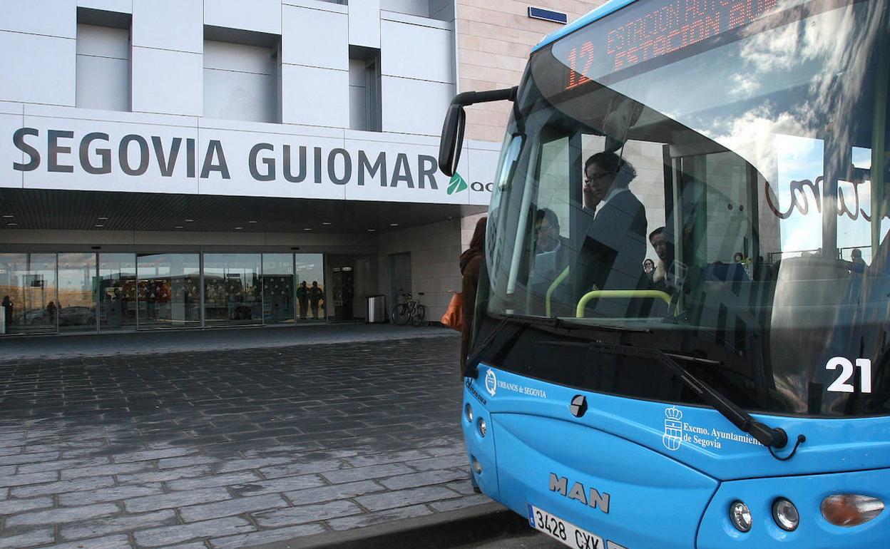 Uno de los autobuses que cubren la línea 12 entre la ciudad y la estación del Ave en Segovia. 