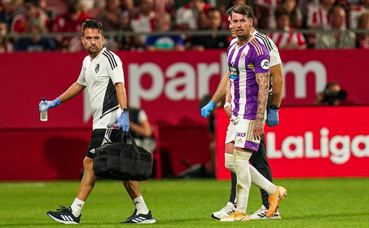 Luis Pérez se retira lesionado del terreno de juego. 