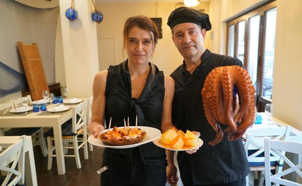 Eva Cuenca y Emilio Corral con su plato de pulpo con cachelos, que se come con palillos 