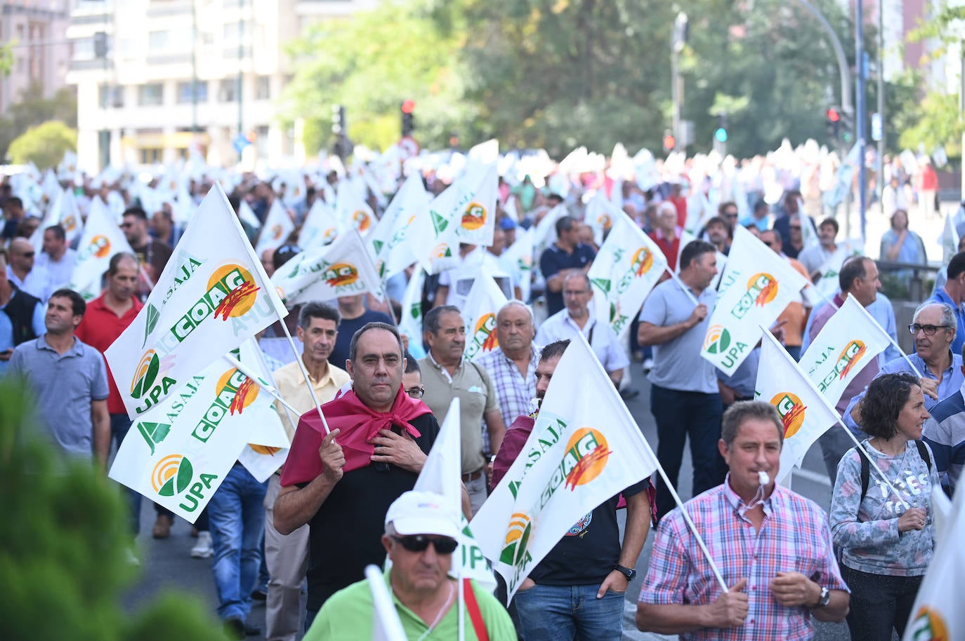 Fotos: agricultores y ganaderos ocupan las calles de Valladolid para salvar al sector