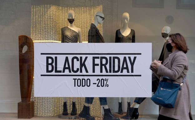 Escaparate con promociones del Black Friday.