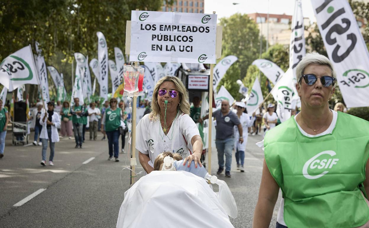 Funcionarios manifestándose este domingo, en Madrid.