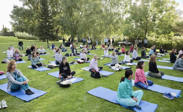 Imagen. Un momento de la sesión de yoga