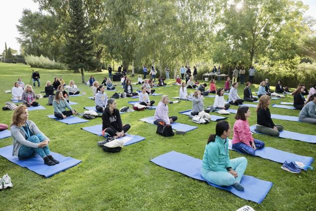 Fotos: Sesión de yoga al aire libre impulsado por Mercedes de la Rosa, CEO y cofundadora del Zentro Urban Yoga (2/2)