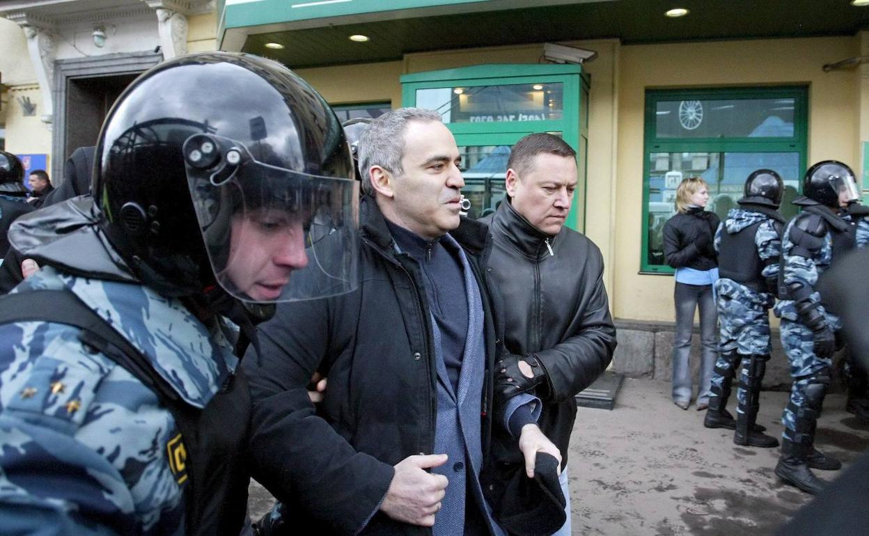 Detención del excampeón del mundo de ajedrez y uno de los organizadores de la Marcha de los disidente, Garry Kasparov, en Rusia.