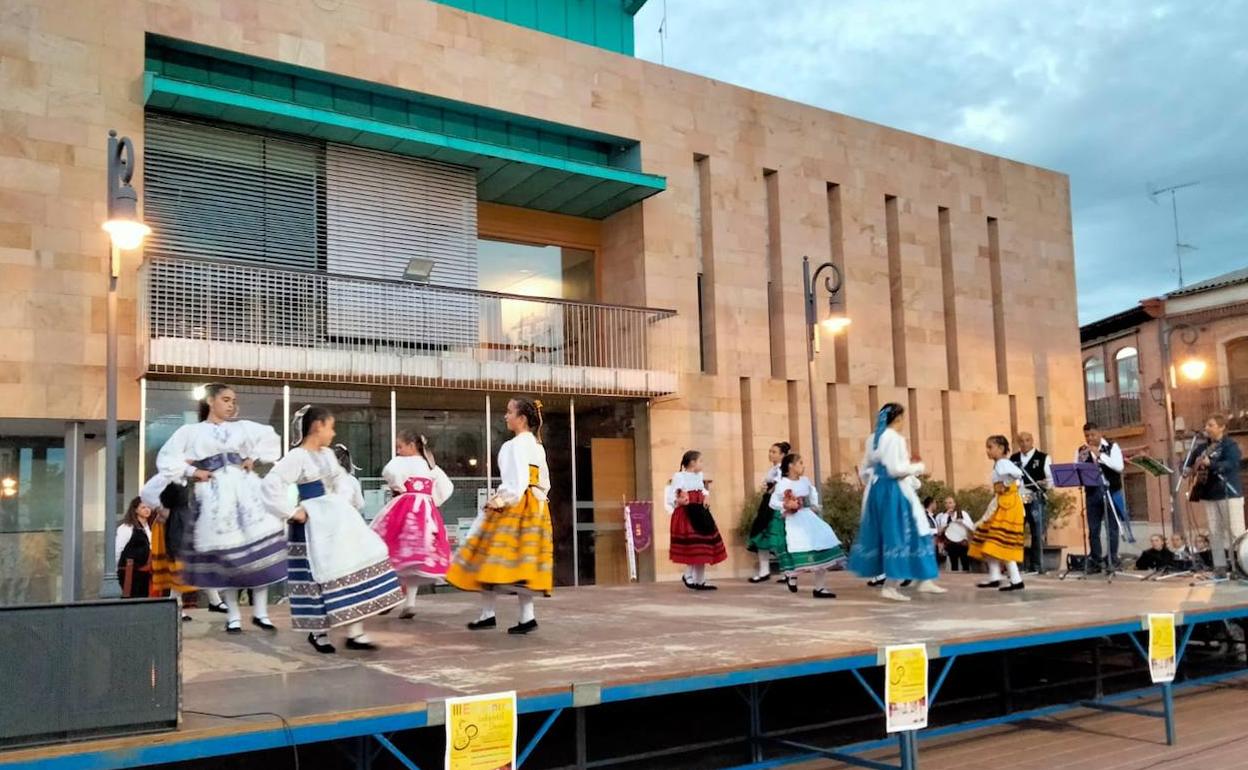 Uno de los grupos durante la exhibición de danzas. 