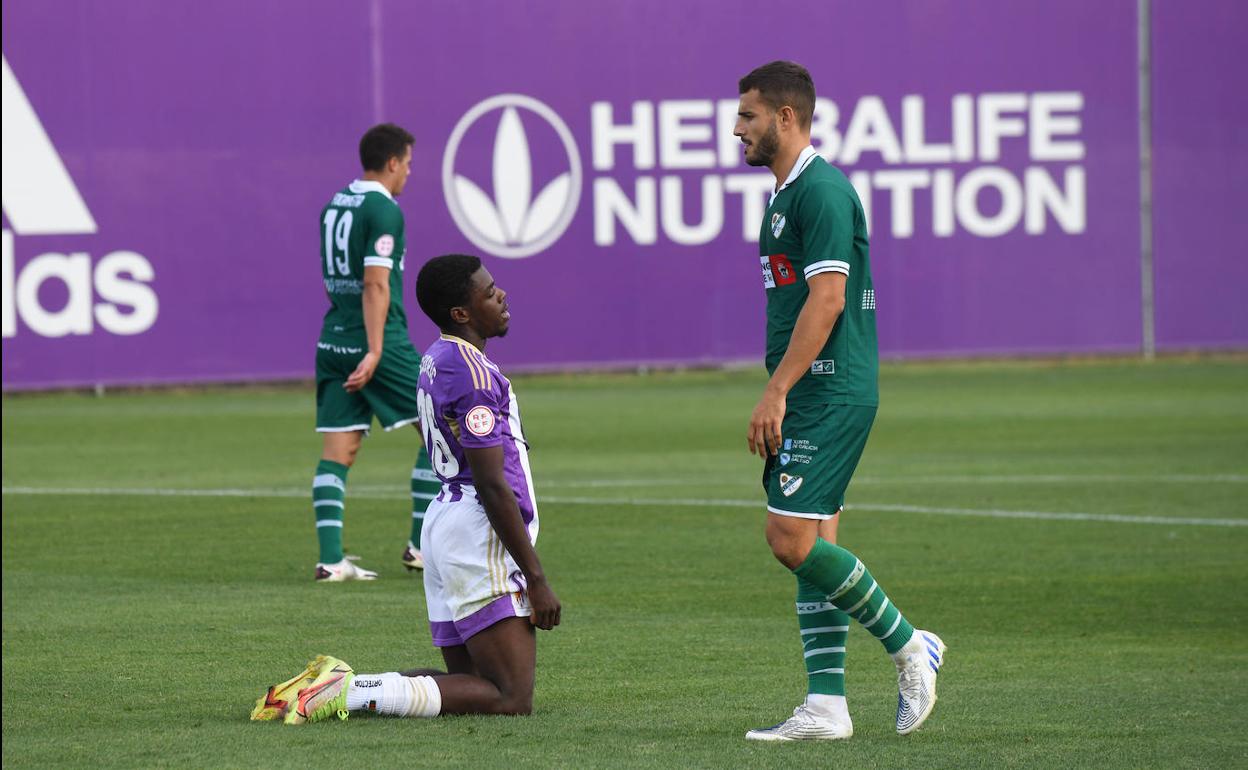 Cédric, de rodillas, lamenta una ocasión desperdiciada frente al Coruxo. 