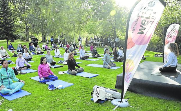 Sesión de yoga en los jardines del AC Palacio de Santa Ana.