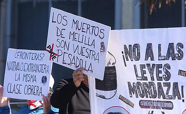 Protestas por el episodio vivido en la valla de Melilla que se saldó con una treintena de fallecidos.