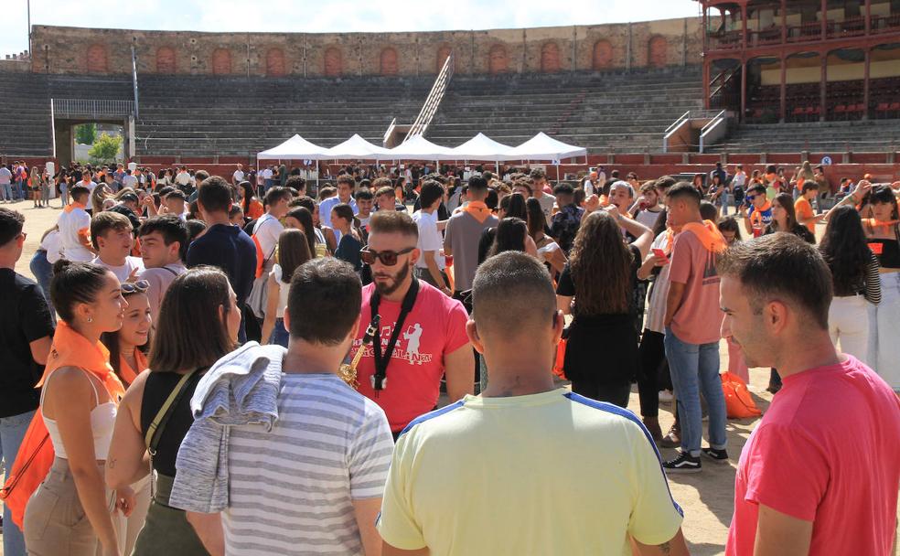 Cientos de jóvenes, en el interior de la plaza, este sábado.