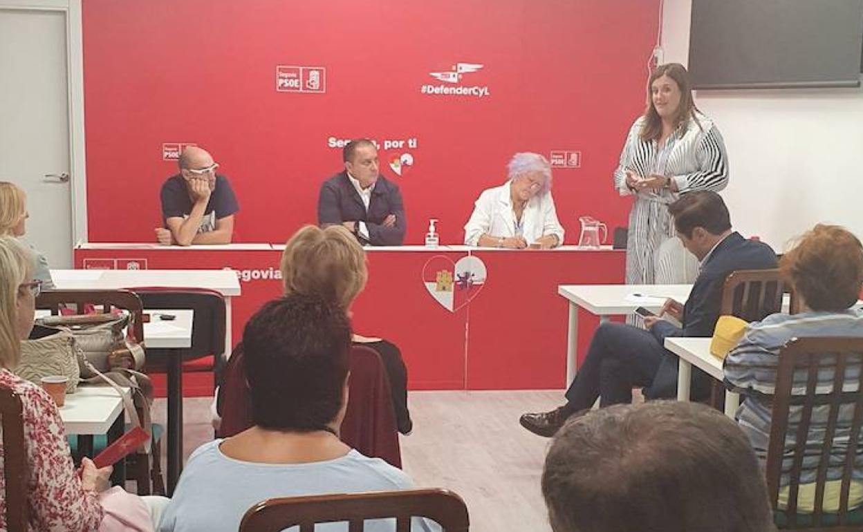 Clara Martín se dirige a la asamblea municipal del PSOE.