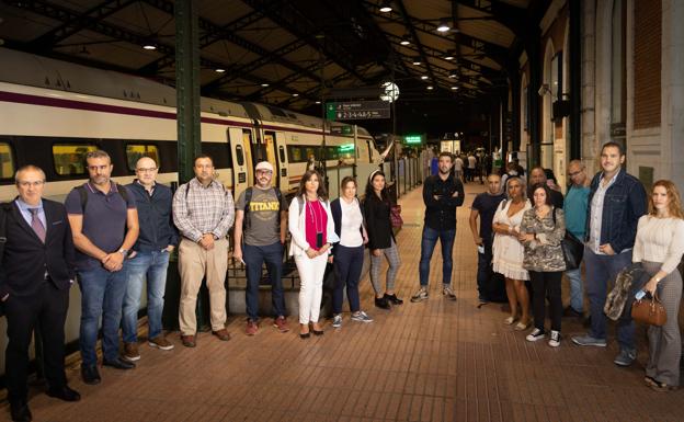 Un grupo de residentes que se desplazan a diario a Madrid a trabajar. 