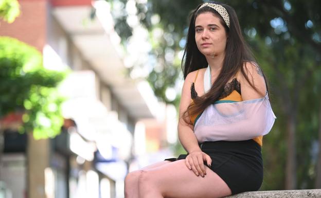 María Domitila Rodríguez con el brazo en cabestrillo y heridas en la barbilla, las rodillas y el cuello.