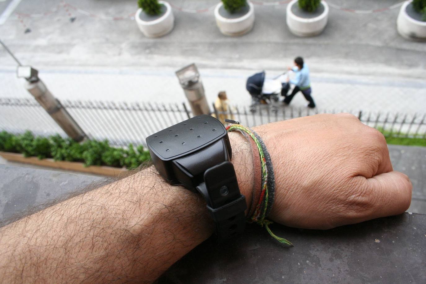 Un hombre con un dispositivo electrónico antimaltrato. 